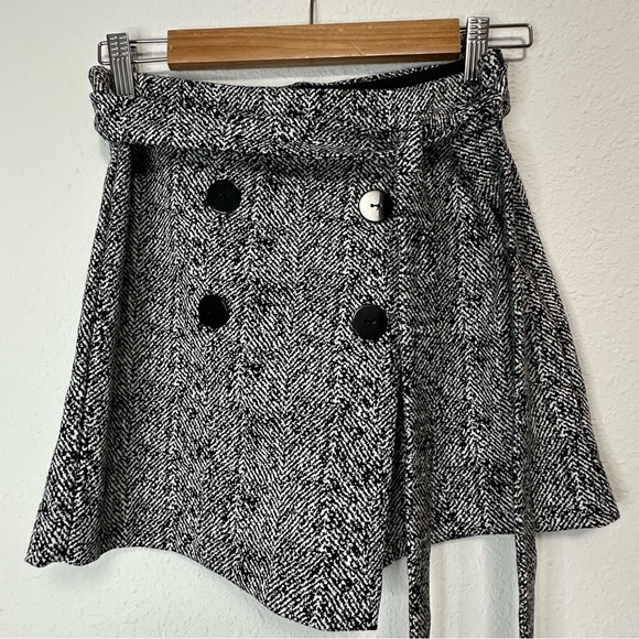 EXPRESS - Black & White Printed Skort with Belt - Picture 3 of 10